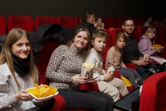 Kann das Auerbacher Kino gerettet werden, wenn es umzieht? - Familienzeit: David, Nicole, Kimberly, Len, Lia und Emma hatten sich in den Ferien einen gemütlichen Kinotag gemacht mit Popcorn, Nachos und allem, was dazugehört.