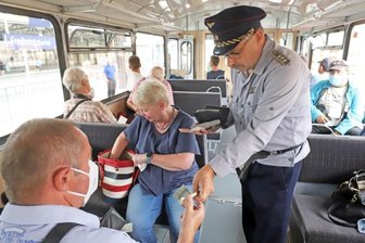Kann der Bergstadtexpress öfter fahren? - Gut besucht war der Bergstadtexpress vergangenes Wochenende. Mario Elsner kontrolliert die Fahrkarten, bevor der Zug nach Brand-Erbisdorf losfährt. 