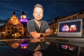 Kann der Plauener Rathausturm weiter beleuchtet werden, Herr Tunger? - Der Plauener Lucien Tunger hat den Rathausturm im Jubiläumsjahr zum Leuchten gebracht. Noch hängt die eigens dafür entwickelte Installation. 