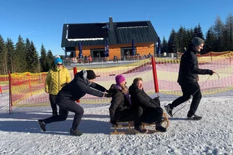 Kann der Skifasching in Dorf im Erzgebirge stattfinden? Jetzt steht die Entscheidung - Auf diesem Gelände am neueröffneten Hirschkopfhaus ist die „Schnee-Gaudi“ in Carlsfeld vorgesehen gewesen.