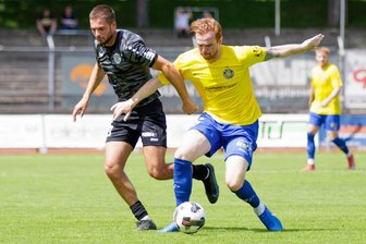 Kann der VFC Plauen den Krieschower Oberliga-Schreck stoppen? - Der verletzte Tyron Profis (hier links im Testspiel gegen Lok Leipzigs Lukas Wilton) ist nach seinem Muskelfaserriss zurück im VFC-Trikot.