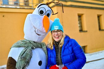 Kann der Winterzauber den Reichenbacher Weihnachtsmarkt ersetzen? - Woba-Geschäftsführerin Daniela Raschpichler lässt nichts aus. Ein Wunder, dass Schneemann Olaf bei so viel Herzlichkeit nicht dahinschmolz.