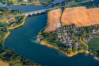 Kann die Talsperre Pöhl die Wohnzimmer aller Treuener heizen? - Die Talsperre Pöhl dient dem Hochwasserschutz und dem Tourismus. Aber taugt sie auch als regenerative Energiequelle, um eine ganze Stadt mit Wärme zu versorgen? Die Stadt Treuen lässt das gerade prüfen.