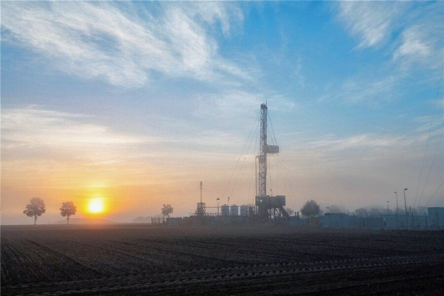 Kann Fracking die Energiekrise lösen? Freiberger Experten klären auf - Erdgasförderung in Niedersachsen. Um die Jahrtausendwende gewann Deutschland noch 20 Prozent seines Gasbedarfs aus eigenen Lagerstätten. Heute sind es nur noch sechs Prozent. Eine Ursache: das Frackingverbot.