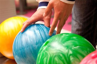 Kann in Rochlitz nie mehr Bowling gespielt werden? - Bowling spielen, wie hier im Symbolbild, ist in Rochlitz vorerst nur noch bis zum Jahresende möglich. Für die Gaststätte „Rainbow“ mit Bowling- und Kegelbahnen ist noch kein neuer Betreiber gefunden.