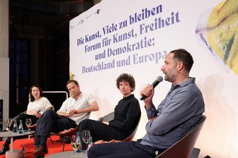Kann Kunst irgendwas? Warum Philipp Ruch vom Zentrum für Politische Schönheit (fast) resigniert - Aktionskünstler Philipp Ruch (von rechts), Dramatikerin Sasha Marianna Salzmann, Journalist Simon Strauß und Moderatorin Natascha Freundel am Mittwochabend in der Hartmannfabrik in Chemnitz.