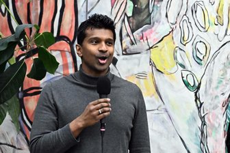 „Kann man den Schöpfer und sein Werk voneinander trennen?“: Chemnitzer Sinfonie-Konzert setzt umstrittenen Norweger in den Fokus - Der Dirigent des 5. Sinfoniekonzerts, Leslie Suganandarajah, wurde in Sri Lanka geboren und hat unter anderem an der Hochschule für Musik „Franz Liszt“ in Weimar studiert.