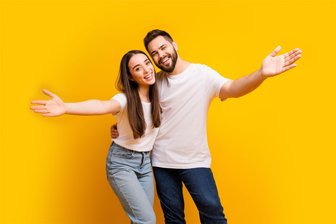 Kann man Humor lernen? Das sagt eine Humortrainerin - Ein freundliches Lächeln bringt oft auch ein Lächeln zurück.