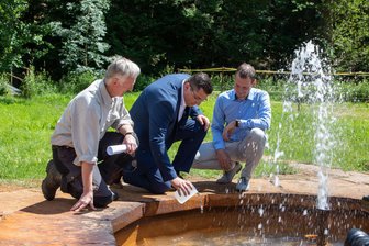 Kann man im Vogtland mit Erdwärme heizen? Wo dazu nun Messungen stattfinden - Das Wasser an der Thermalquelle Neumühle bei Geilsdorf kommt aus der Tiefe – dort ist es sehr warm. Ob man mit der Erdwärme im Vogtland heizen kann, will ab März ein privatwirtschaftliches Projekt erforschen.