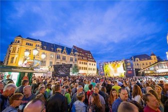 Kann man in Pandemiezeiten unbeschwert aufs Zwickauer Stadtfest gehen? Ein Pro und Kontra - Beim letzten Stadtfest standen die Besucher dicht gedrängt an der Bühne. Wegen Corona könnte das jetzt zu einem Problem werden.