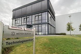 „Kann man nicht einfach in die Tonne werfen“: Meyer-Burger-Betriebsrat in Hohenstein hofft auf Investor in letzter Minute - Derzeit nicht besetzt: das Technologiezentrum von Meyer Burger in Hohenstein-Ernstthal.
