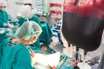Kann man per Blutspende den Covid-Impfschutz weitergeben? - Bluttransfusion im Rahmen einer Operation: Eine Covid-19-Impfung durch die Hintertür kann dabei nicht stattfinden.