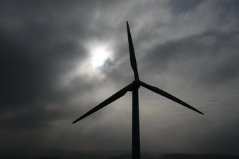 Kann Mittelsachsen Windrad-Neubau bremsen? - Dunkle Wolken ziehen im übertragenen Sinn über Windräder auf. In Mittelsachsen will man den Ausbau bremsen.