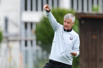 „Kann noch nicht alles klappen“: Wo der FC Erzgebirge Aue noch Baustellen hat - Cheftrainer Jens Härtel hat mit seinen Veilchen noch etwas Arbeit vor sich.