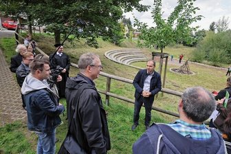 Kann Rödlitz das schönste Dorf in ganz Sachsen werden? - Auf dem Gelände des 2013 durch die Flut zerstörten Sportplatzes ist ein Amphitheater entstanden. In der Bildmitte Ortsvorsteher Lutz Weißpflug bei seinem Vortrag vor der Kommission. 