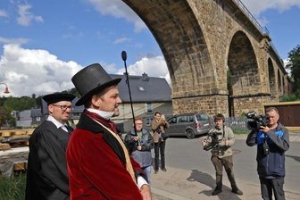 Kann Rödlitz das schönste Dorf in ganz Sachsen werden? - Halt am Viadukt, das als Wahrzeichen von Rödlitz gilt: Fürst Otto Viktor (alias Patrick Bochmann vom Geschichtsverein) sowie Pfarrer und Lehrer Professor Keil (alias Ortschronist Axel Höfer) geben Auskunft zur Historie.