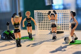 Kann Tischfußball sexistisch sein? Schau in Chemnitz liefert die Antwort - Eine Getränkehersteller brachte zur Fußball-EM 2004 diese Tipp-Kick-Variante mit weiblichen Figuren auf dem Markt. Im Smac kommt man zum Schluss: eine sexistische Darstellung, die aus der Zeit gefallen war.