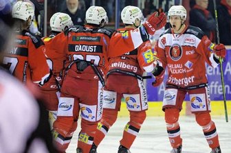 Kanninen-Hattrick entscheidet früh das Eispiraten-Spiel - Henri Kanninen (rechts) sorgte am Sonntagabend mit drei Toren im Alleingang für den Sieg der Eispiraten Crimmitschau.
