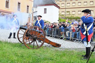 Kanonendonner auf Schloss Voigtsberg: „Kleine Betzi" und „Totenorgel" feuern über Oelsnitz - Die „Kleine Betzi", abgefeuert von den Oelsnitzer Kanonieren Aaron Fläschendräger, Jan Kautz und Marcel Jüngel (von links).