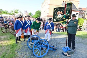 Kanonendonner und Haubitzenweihe im Vogtland locken viele Schaulustige an - Stephanie Prinzessin von Sachsen-Coburg und Gotha, Herzogin zu Sachsen, weihte die Haubitze ein.