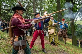 Kanonendonner und Kaiserritt: Mittelalterliches Burgfest steigt am Wochenende in Mylau - Die Ehrbare Mannschaft des Vogtlandes, (von links) Daniel Klötzer, Rico Ehlert, Sina Klausnitz und Steffen Kretzschmar, lässt auch diesmal Stangenbüchsen und eine Kanone im Burggarten donnern.
