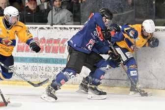Kantersieg der Eishockey-Wölfe macht den Trainer nicht glücklich - ein Nachwuchstalent dafür umso mehr - Das 16-jährige Eigengewächs Emil Fromberger agierte nicht zimperlich und reihte sich mit dem Schlusstreffer gegen Weißwasser in die Torschützenliste der Schönheider Wölfe ein.
