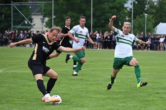 Kantersieg im ersten Testspiel: Erzgebirge Aue schlägt leidenschaftlich kämpfenden Kreisoberligisten - Neuzugang Jannic Ehlers beim Torabschluss. Er erzielte einen der acht Auer Treffer gegen Krokusblüte Drebach/Falkenbach.