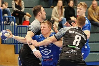 Kantersieg katapultiert Aue ins Finale - Mit vollem Einsatz ins Sachsenpokalfinale: Aues Nico Planken wird in dieser Szene von Weinböhlas Abwehr in die Zange genommen.