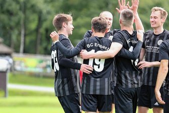 Kantersieg lässt BC Erlbach klettern - Das Ganze gab es am Samstagnachmittag gleich neun Mal zu sehen: Die Erlbacher Spieler freuen sich hier über das 3:0 durch Frank Scharschmidt. Der erzielte drei Tore beim 9:0-Heimsieg gegen Rotschau.