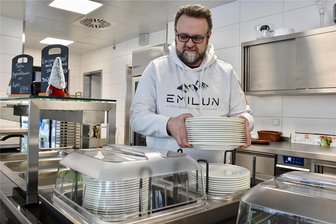 Kantine in Chemnitz wirbt mit „unschlagbaren Preisen“ – trotz erhöhter Mehrwertsteuer - Norman Pörschke in der neuen Kantine der Arbeitsagentur.