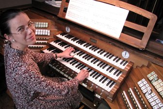 Kantorin intoniert in Hermsdorf Choräle von Johannes Brahms - Kantorin Oana Maria Bran bereitet ein Orgelkonzert der besonderen Art vor.
