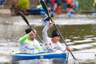 Kanu-Triathlon des KSV Glauchau in Waldenburg: Brüderpaar holt den nächsten Stern - Duo von Remse Radsport dominiert - Lutz (vorne) und Holger Wetzig sind beim Kanu-Triathlon schon oft erfolgreich gewesen. Davon zeugen auch ihre Trikots.