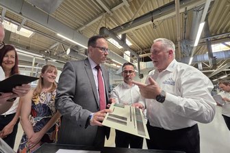 Kanülenhersteller Injecta will im Vogtland weiter wachsen: Sachsens Wirtschaftsminister sichert Unterstützung zu - Injecta-Geschäftsführer Frank Riemer-Keller (rechts) führte Sachsens Wirtschaftsminister Dirk Panter (SPD/Mitte) am Freitag durch die Werkhallen.