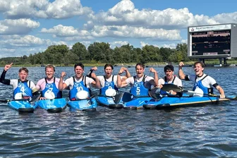 Kanupolo: Warum beim KSV Glauchau nach dem fünften deutschen Meistertitel in fünf Jahren künftig Dürre herrscht - Die siegreiche U-21-Mannschaft des KSV Glauchau freut sich über den Titel bei der Deutschen Meisterschaft. Von links: Lenjo Reimers, Benjamin Muff, Aljoscha Köhler, Felix Skoda, Julius Beck, Moritz Skoda und Gregor Will.