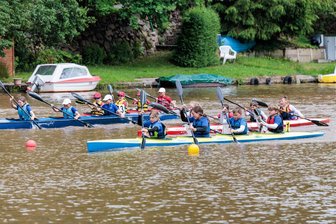 Kanurennsport: Früh- und Spätschicht bei Sprintregatta in Mittweida - Bei der Sprintregatta des SKSV Mittweida waren auch viele Kanuten der SG Lauenhain dabei. Mia Friedemann, Amalia Rose, Adrian Rose und Friedrich Wenzel (vorderes Boot, v. l.) holten über die 200-Meter-Strecke Silber.