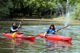 Kanuten erobern den Schwanenteich - Helena Rieper (l.) und Jule Gieselbrecht paddelten mit ihren Kanus auf dem Schwanenteich. Dafür gab es am Samstag eine Ausnahmegenehmigung. 
