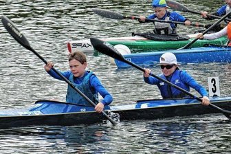 Kanuten fischen viel Edelmetall aus dem Wasser - Luan Große (l.) und Karl Fröhner holten sich bei der Regatta in Döbeln im K2 der Schüler B über 200 Meter den Sieg. 