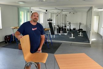 Kanuverein Lauenhain bezieht neues Vereinshaus - Vereinsvorsitzender Erik Korehnke im Multifunktionsraum im oberen Stockwerk, in dem Fitnessgeräte stehen und auch Versammlungen möglich sind.