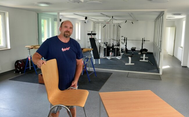 Kanuverein Lauenhain bezieht neues Vereinshaus - Vereinsvorsitzender Erik Korehnke im Multifunktionsraum im oberen Stockwerk, in dem Fitnessgeräte stehen und auch Versammlungen möglich sind.