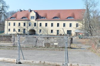 Kanzleilehngut bei Freiberg: Gemeinde Halsbrücke tritt von Kauf zurück - Das Kanzleilehngut in Halsbrücke ist mit Bauzäunen und Stacheldraht gesichert und wird videoüberwacht.