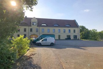 Kanzleilehngut Halsbrücke: Lässt sich die Landnahme der Reichsbürger um Peter Fitzek verhindern? - Das Kanzleilehngut Halsbrücke ist an einen Mittelsmann des „Königreichs Deutschland“ verkauft worden, das der Verfassungsschutz als Reichsbürgergruppierung einstuft. Im September ist der Vertrag rechtswirksam geworden. Die Gemeinde Halsbrücke hat danach drei Monate Zeit zu entscheiden, ob sie ein Vorkaufsrecht geltend macht.