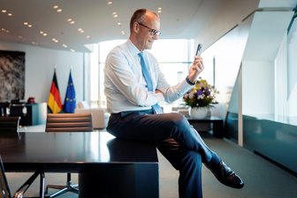 Kanzler Merz wünscht DFB-Team in Videoanruf viel Glück - Bundeskanzler Friedrich Merz wünschte der deutschen Fußball-Nationalmannschaft per Videoanruf viel Glück für die WM.