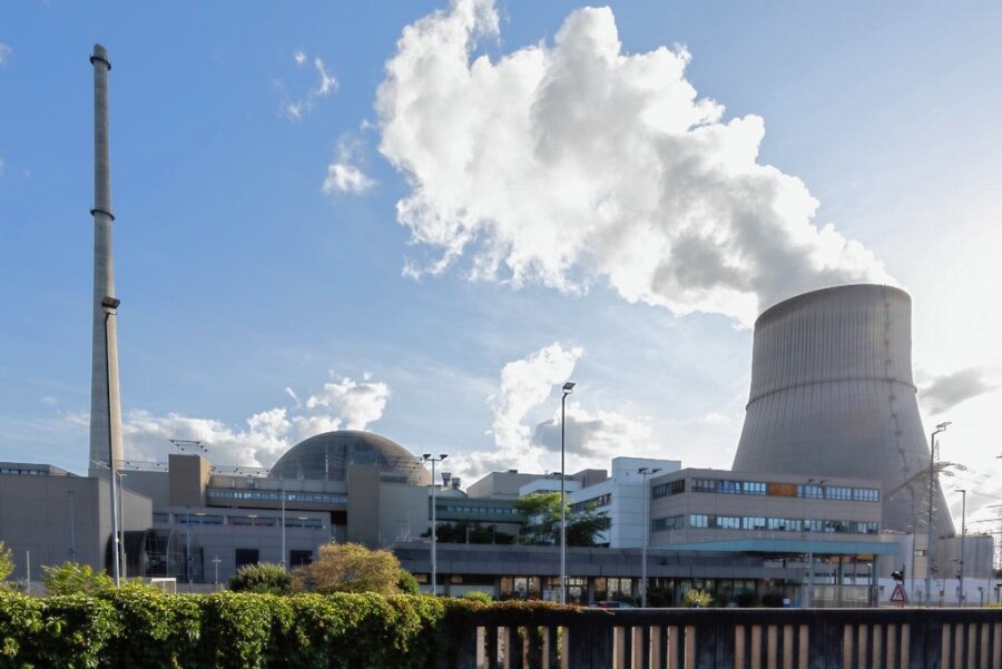 Kanzler Scholz: Alle drei Atommeiler laufen bis April 2023 - Die drei Kernkraftwerke sollen weiterlaufen: Emsland mit seinem Kühlturm (oben), das Kernkraftwerk Neckarwestheim (Mitte) mit Dampf aus dem Kühlturm und das Kernkraftwerk Isar 2.