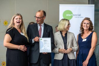 Kanzler würdigt Vereine - Sonderpreis geht nach Sachsen - Bundeskanzler Merz zeichnete den SV Triebel aus dem Vogtland aus - Sandy Schwabe und Lena Richter freuten sich bei der Preisverleihung neben Sportstaatsministerin Christiane Schenderlein (CDU, 2.v.r). 