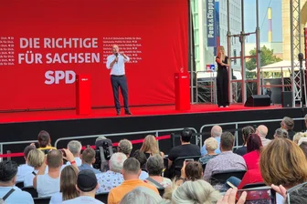 Kanzlerbesuch: Scholz grüßt Chemnitz mit „Glück auf“ - Kanzler Olaf Scholz auf der Bühne neben dem Chemnitzer Rathaus.