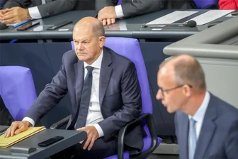Kanzlerduell zwischen Scholz und Merz: Zweikampf der Unbeliebten - Friedrich Merz (r.), CDU-Bundesvorsitzender und Unionsfraktionsvorsitzender, spricht im Bundestag vor Bundeskanzler Olaf Scholz (SPD).