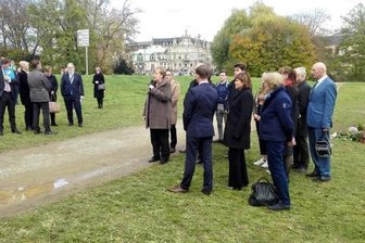Kanzlerin besucht Zwickauer Gedenkstätte für NSU-Mordopfer - Bundeskanzlerin Angela Merkel am Zwickauer Gedenkort für die zehn NSU-Mordopfer