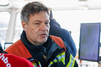 Kanzlerkandidat der Grünen: Der Robert von nebenan - Grünen-Kanzlerkandidat Robert Habeck in Feuerwehrmontur auf Wahlkampftour.