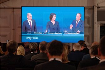 Kanzlerkandidat Laschet fühlt sich nach TV-Triell im Aufwind - Das Triell von ARD und ZDF hat am Sonntagabend mehr als elf Millionen Menschen vor den Bildschirm geholt. Die Sendung "Das Triell - Dreikampf ums Kanzleramt" sahen im Ersten 7,36 Millionen und im Zweiten 3,51 Millionen Zuschauer.