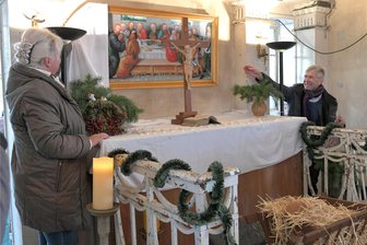 Kapelle in Bräunsdorf erhält ihr Altarbild wieder - Im Schul- und Bethaus in Bräunsdorf enthüllen Sabine Schneider und Vereinschef Falk-Uwe Langer vom Kulturverein die Kopie eines Altarbildes aus der Werkstatt von Lucas Cranach.